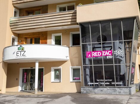 A modern commercial building with the inscriptions "ETZ" and "RED ZAC". Well-visible windows and an appealing design.