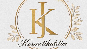 Ein elegantes Logo für ein Kosmetikatelier. Es zeigt die Buchstaben "K" und "K" in Gold, umrahmt von stilvollen Pflanzenmotiven.