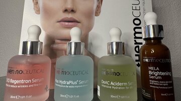 Vier verschiedene Hautseren stehen vor einem Bild einer Frau, die eine gesunde Haut zeigt. Die Produkte sind von der Marke Thermoceutical und betonen Hautpflege.
