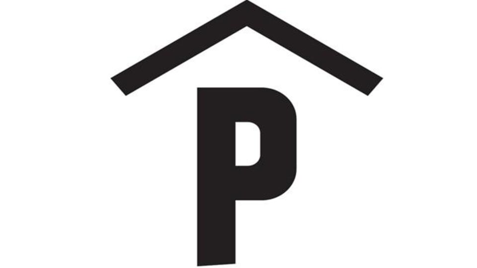 Ein einfaches Logo mit einem stilisierten Dach und dem Buchstaben P darunter. Es symbolisiert einen Parkplatz oder eine Unterkunft.