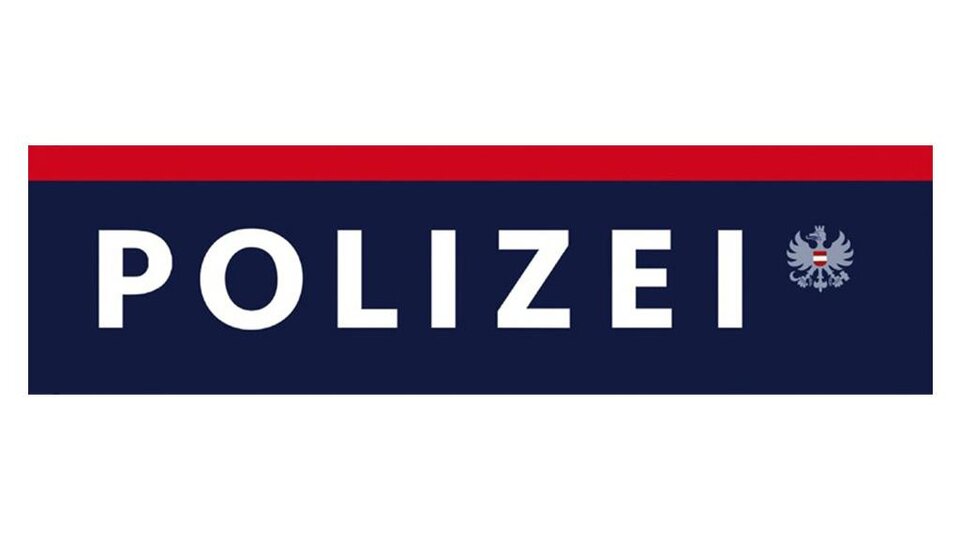 Ein Schild mit dem Wort "POLIZEI" in großen Buchstaben. Darunter ist ein Wappen zu sehen, das mit der Polizei verbunden ist.