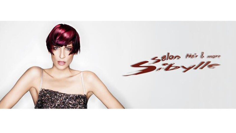Ein modernes Friseursalon-Logo mit dem Namen "Salon Sibylle". Im Vordergrund steht eine Frau mit einem schulterlangen, rot gefärbten Haarschnitt.