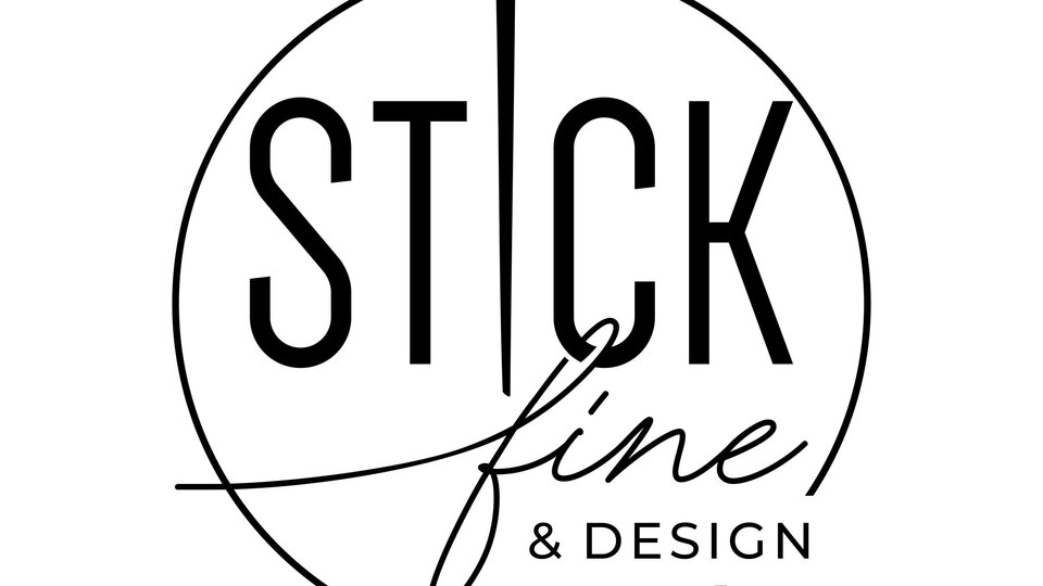 Ein minimalistisches Logo mit dem Schriftzug "STICK fine & DESIGN". Es kombiniert elegante Schriftarten in Schwarz und zeigt eine Nadel, die kreativ integriert ist.